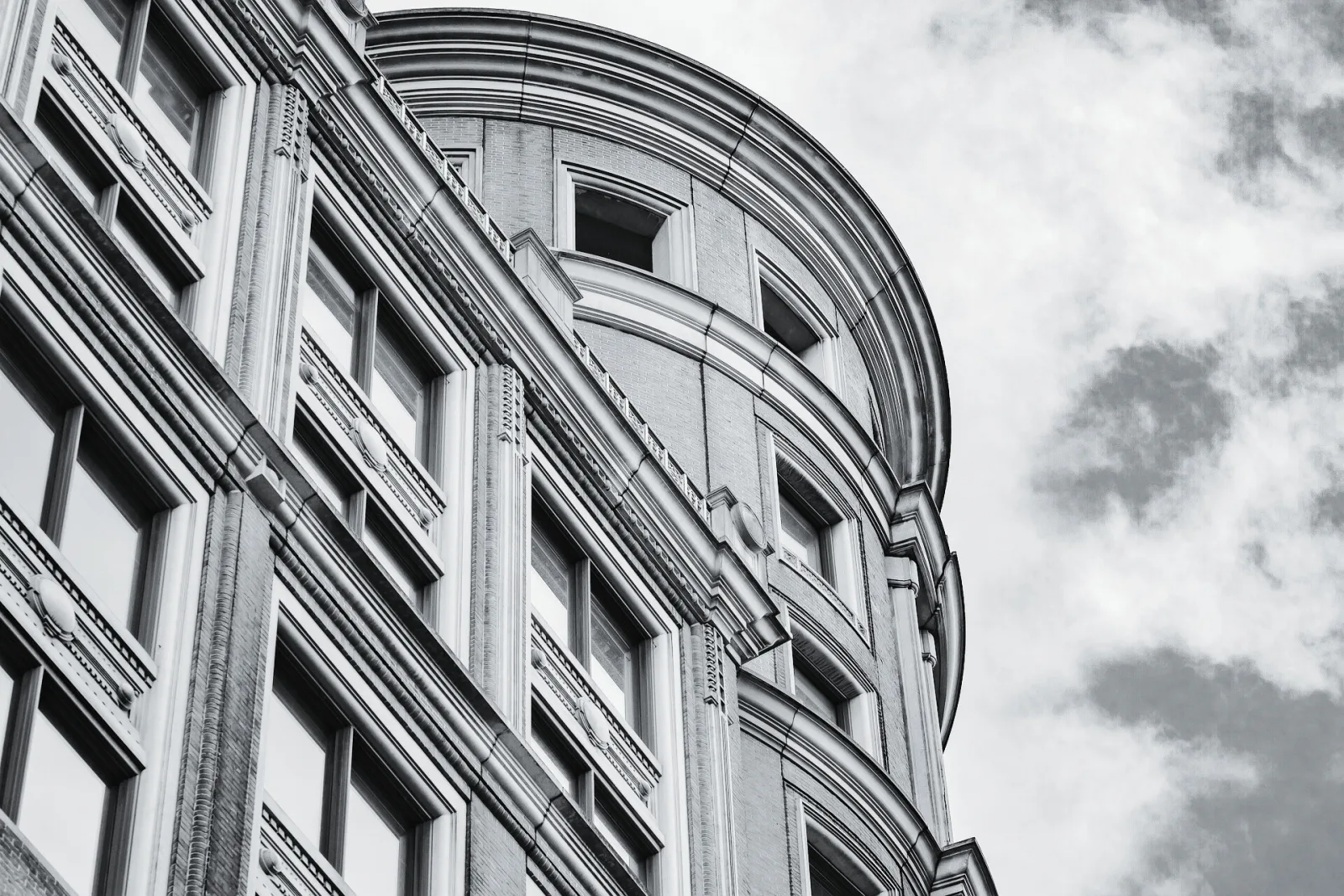 Architecture parisienne en noir et blanc