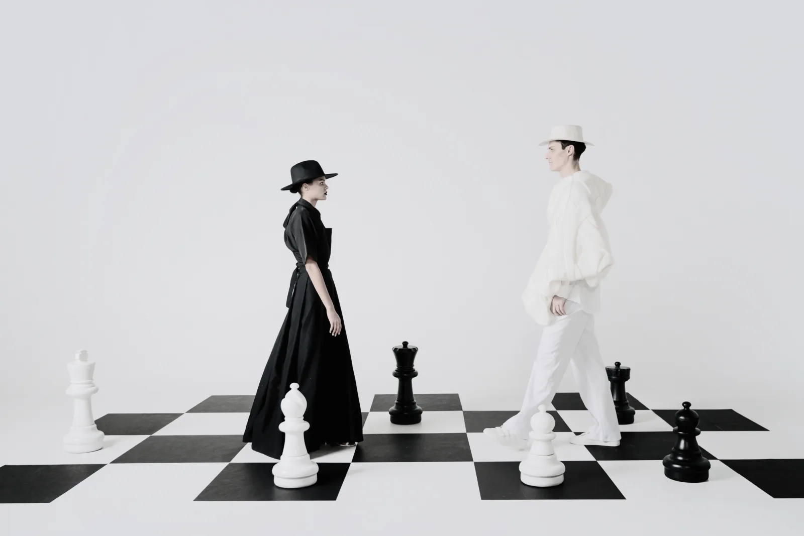 Composition en noir et blanc autour d’un jeu d’échecs